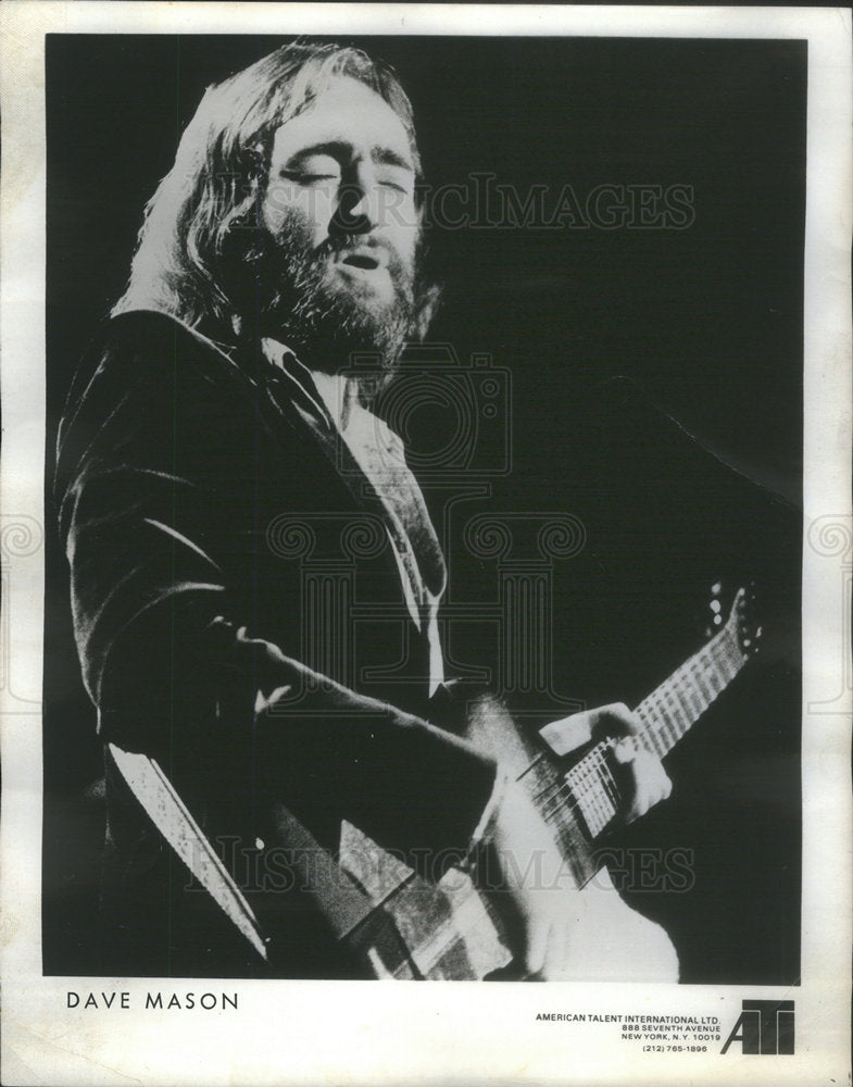 1972 Press Photo Pop Duo Member Mason Playing Guitar Stage Appearance - Historic Images