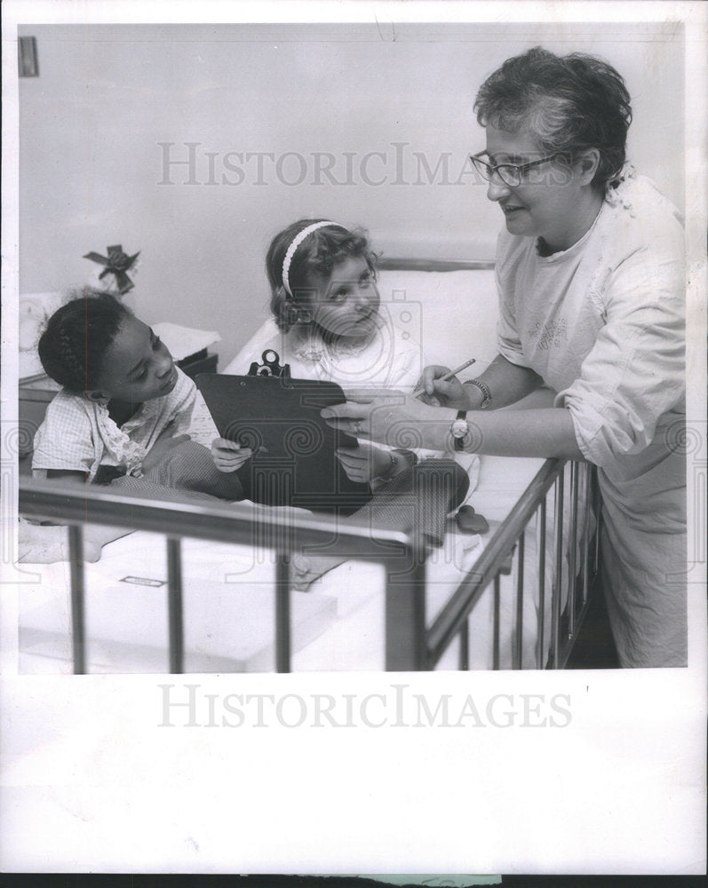 1962 Press Photo Mrs.Jean Eckert Visits Children Memorial Hospital. - Historic Images