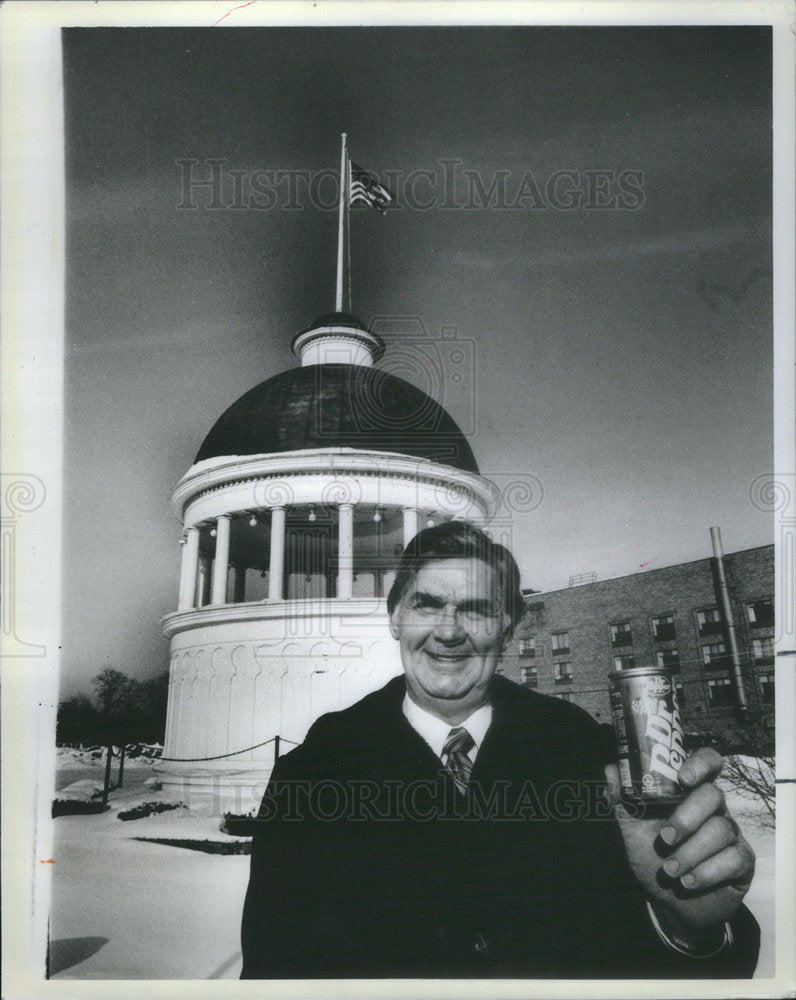 1985 Press Photo Howard P. Everline Mayor City of Zion, Ill. Holding can of Pop - Historic Images