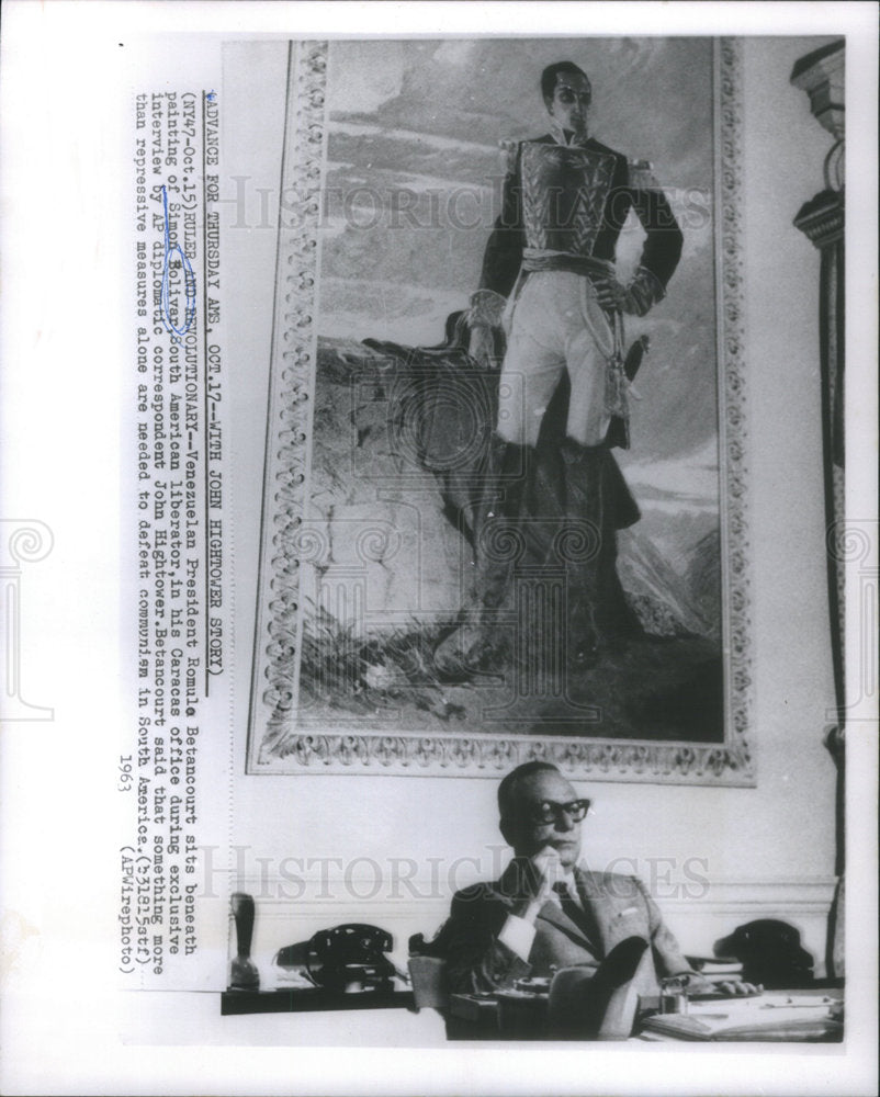 1963 Press Photo Venezuelan President Romulo Betancourt sits painting of Simon - Historic Images