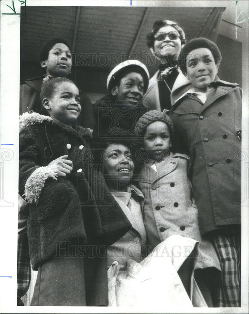 1977 Press Photo Patricia Dockery with her children after release. - Historic Images