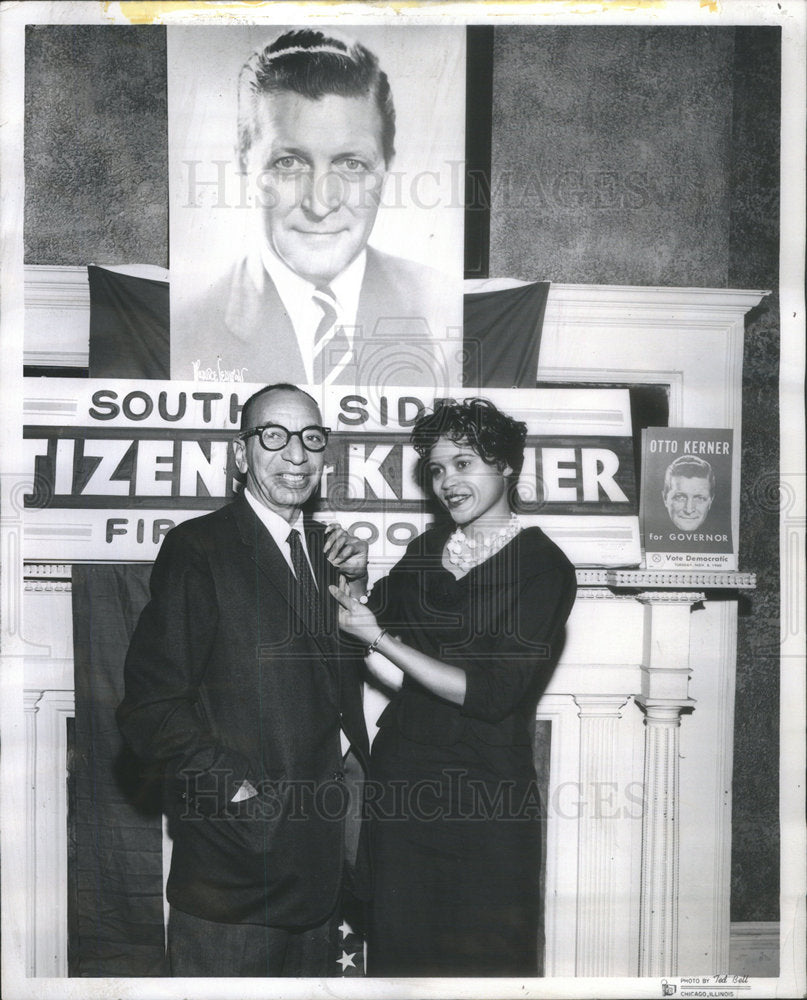 1971 Press Photo Disc Jockey Sams gets tagged by Marian Watson. - Historic Images