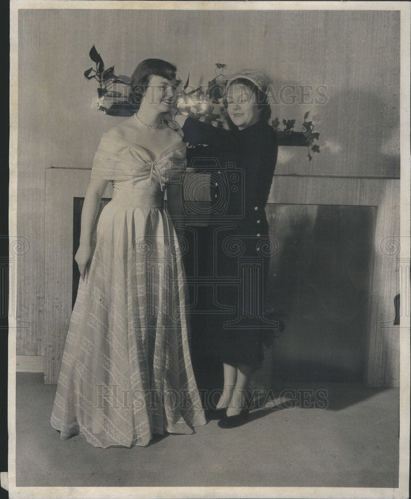 1950 Press Photo MISS SHEILA MORRIS MRS. CHARLES K.MORRIS FASHION MODEL - Historic Images