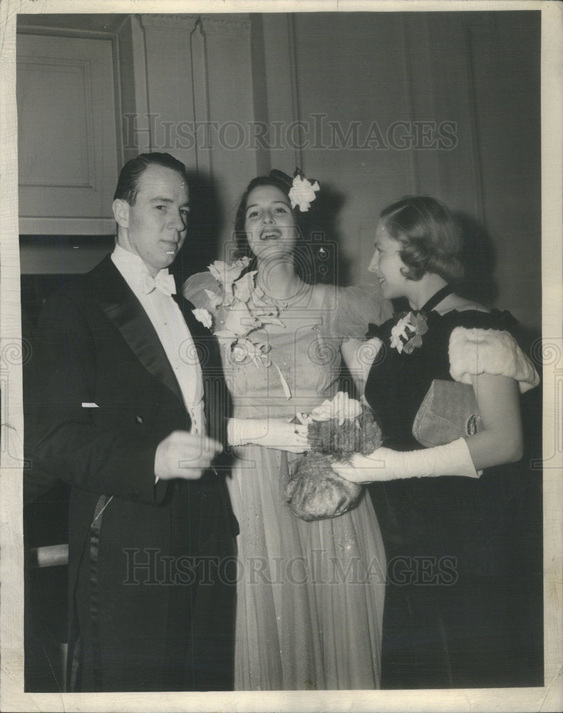 1938 Press Photo Robert Carr Jr. and Wife with Mrs. Morse at Palmer House Ball - Historic Images