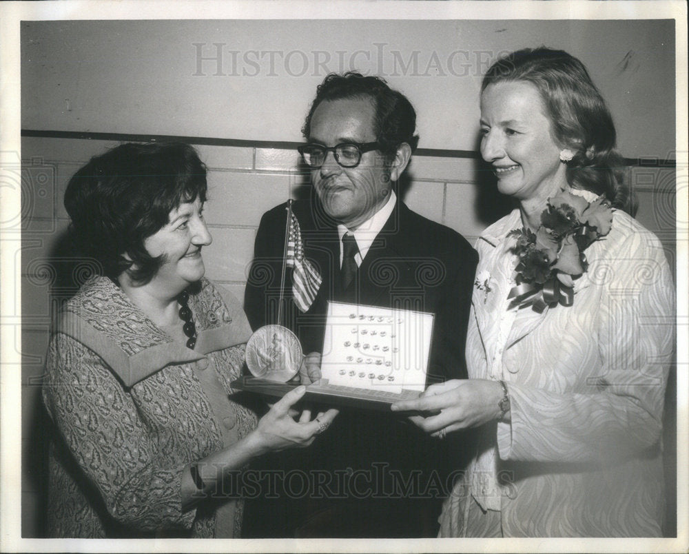 1972 Press Photo MR.MEYER MASLIN PRINCIPAL  ORIOLE SCHOOL ACCEPTING AWARD - Historic Images