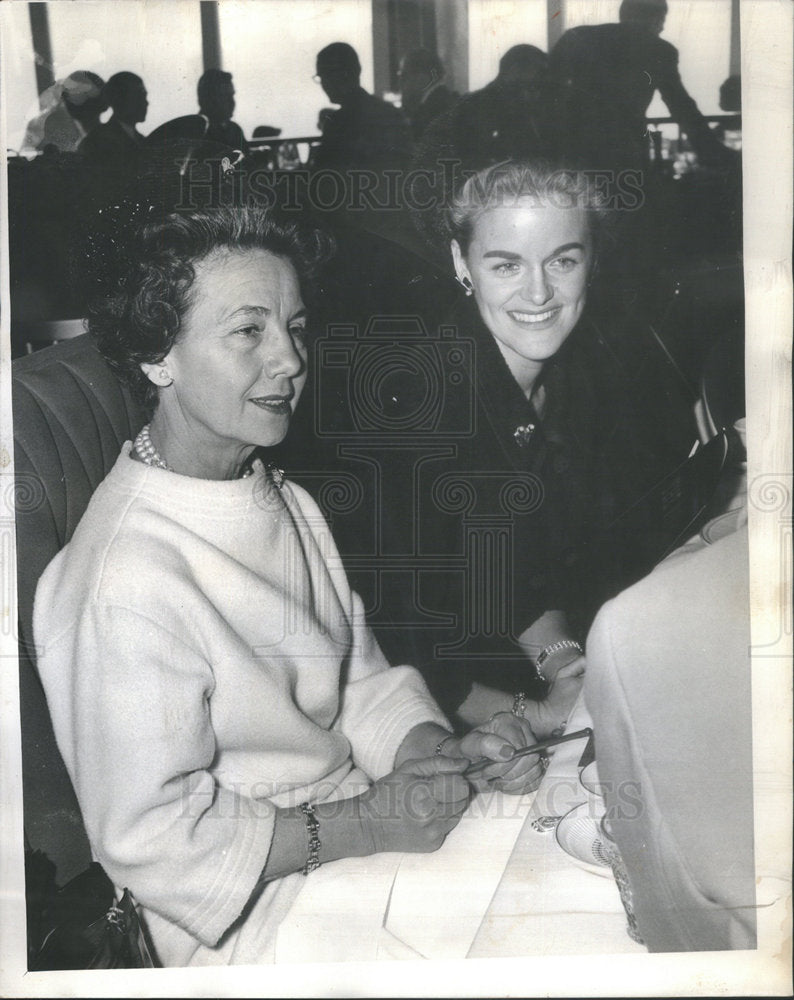 1966 Press Photo President of the woman's board of the Chicago Boys Club.Mrs.Jos - Historic Images