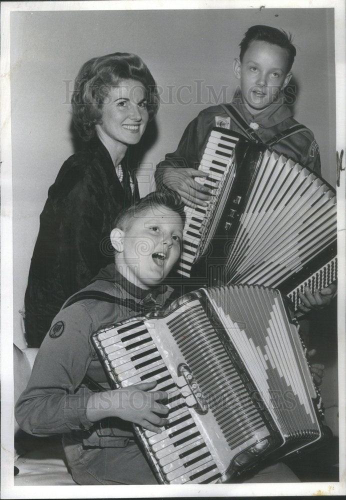 1960 Press Photo Mrs Bruce Norris Boy Scout Band Accordians Hucher Zalewa - Historic Images