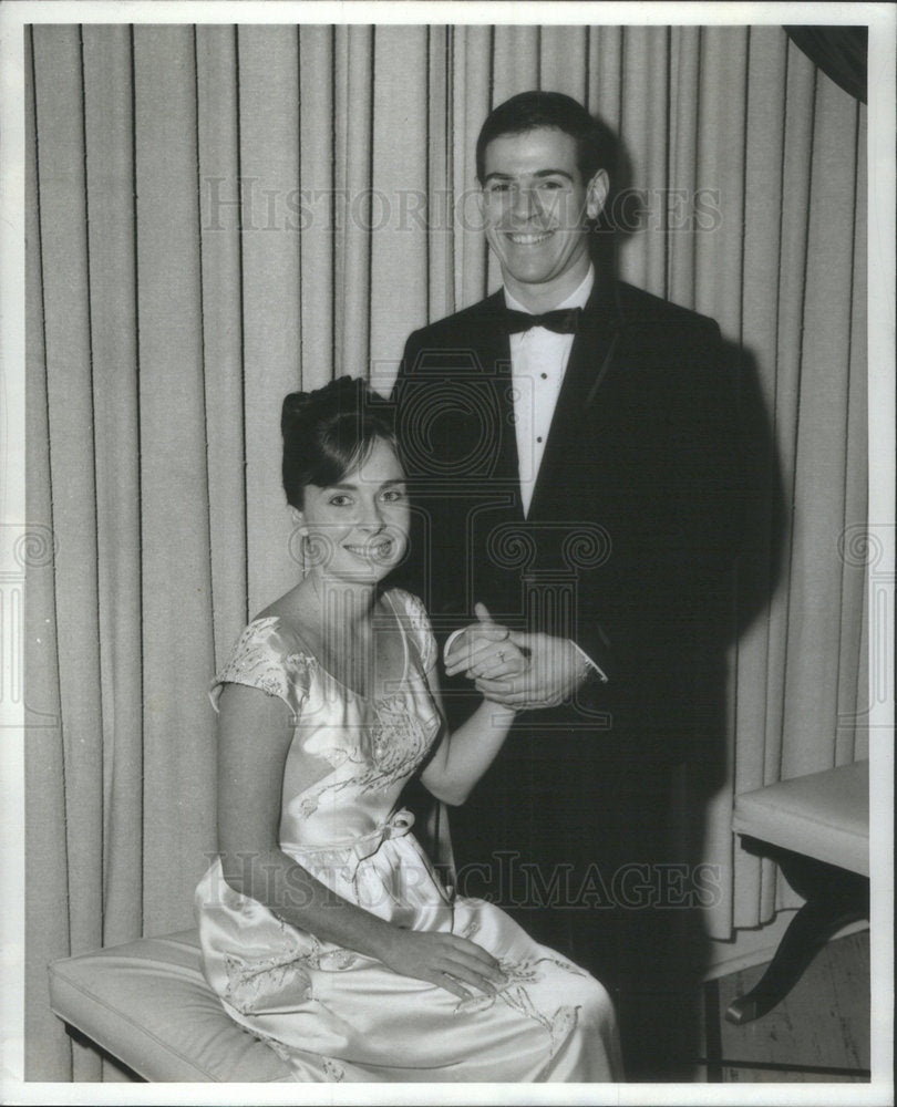 Press Photo Walter Mullady&#39;s Daughter In Gown W/ Black Tie Date - Historic Images