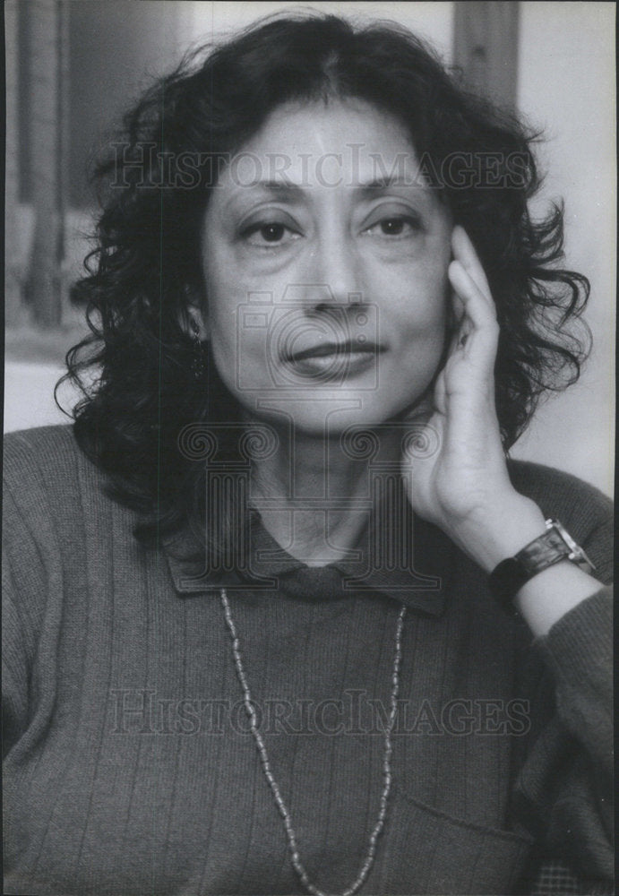 1990 Press Photo Bharati Mukherjee Indian-American Author - RSC84021 - Historic Images