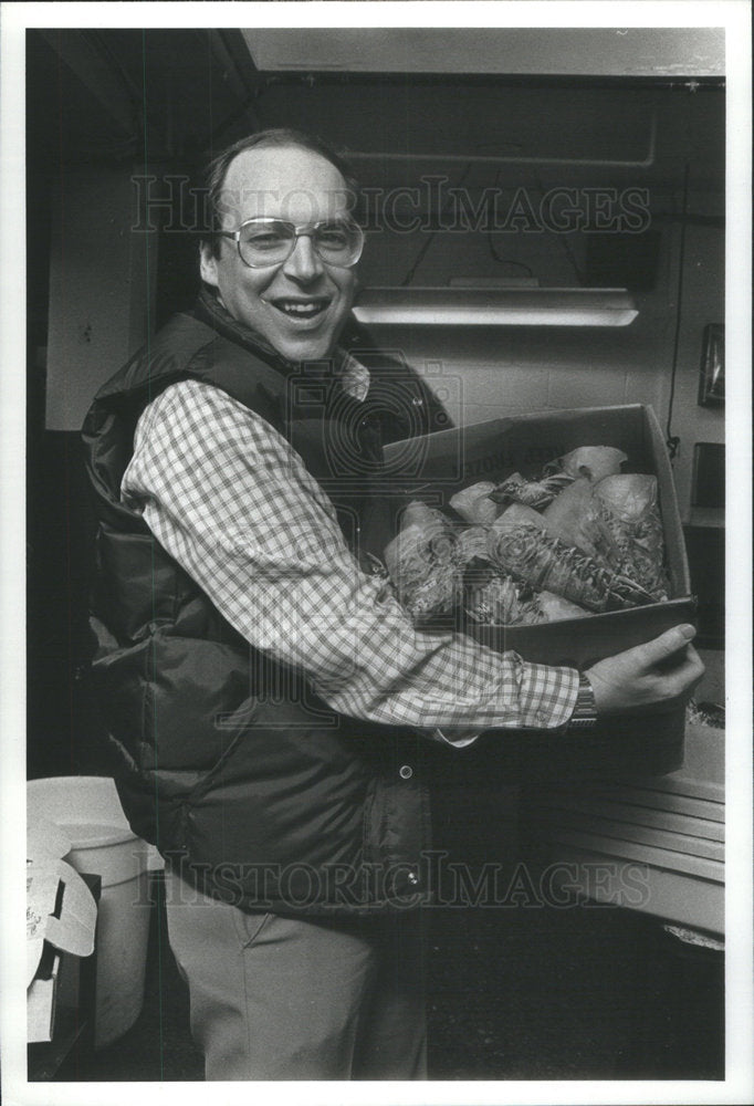 1980 Press Photo Caption TOO Light TO READ - Historic Images