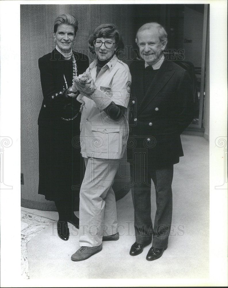 1993 Press Photo Nana Ivon And Adolfo With Barbara Schwebel And Iguana - Historic Images