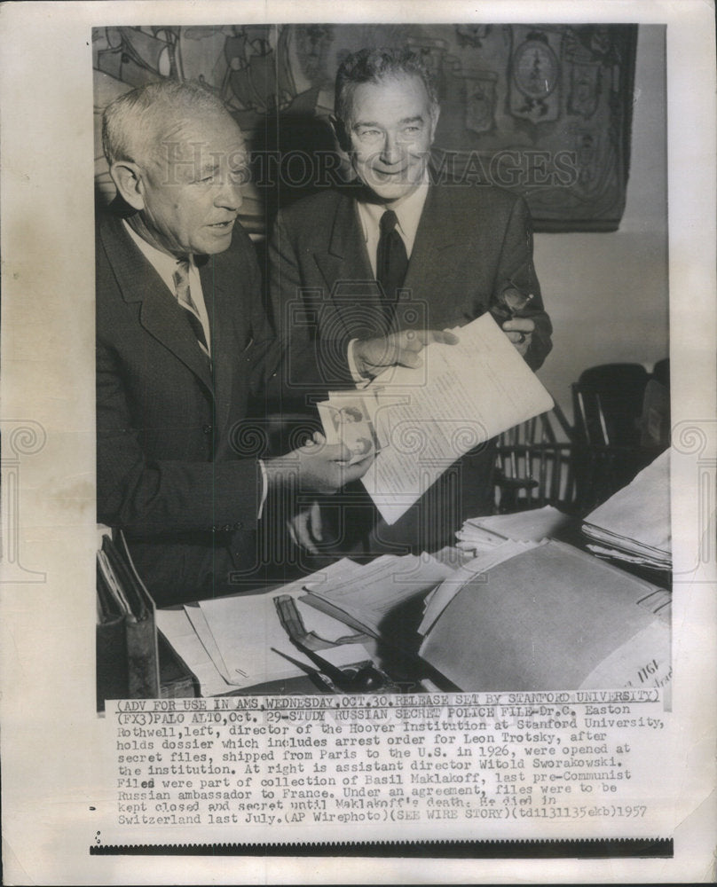 1957 Press Photo Easton Rothwell Director Of Hoover At Stanford University - Historic Images