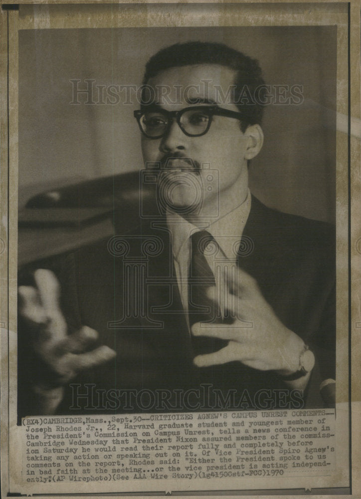 1970 Press Photo Joseph Rhodes During News Conference - Historic Images