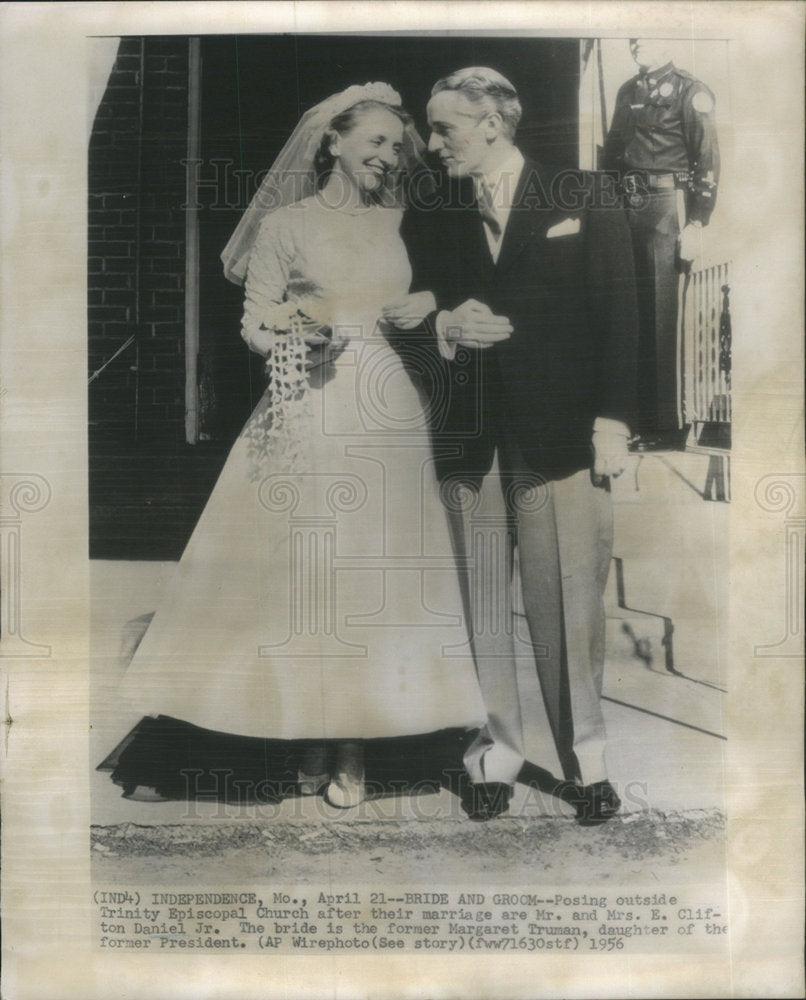 1956 Press Photo Bride Groom Posing Trinity Episcopal Church Marriage Clifton - Historic Images