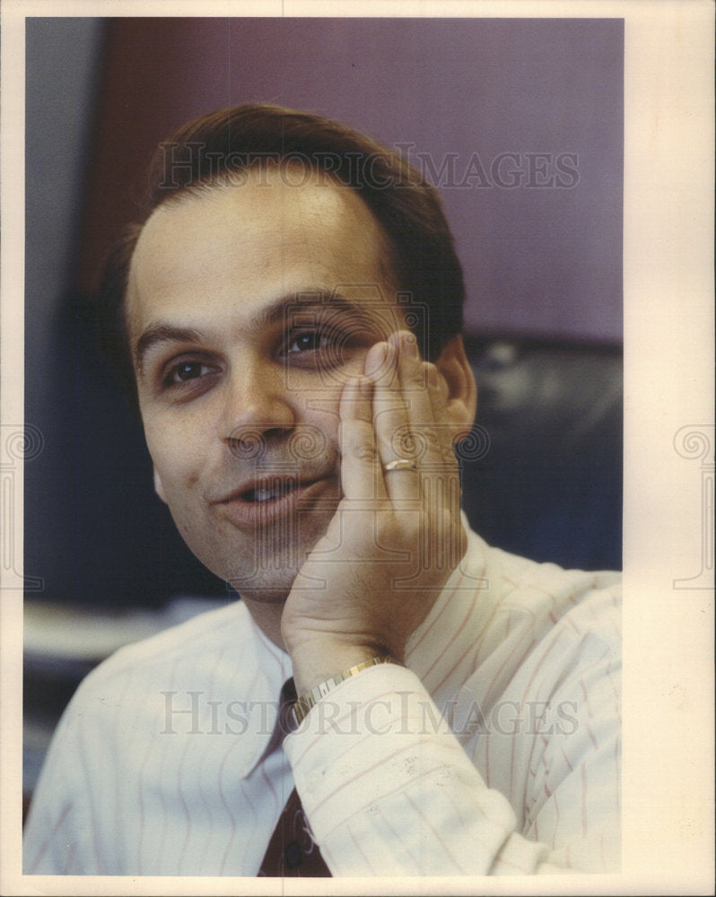 1990 Press Photo Author Scott Turow interviewed by Henry Kiser - RSC84645 - Historic Images