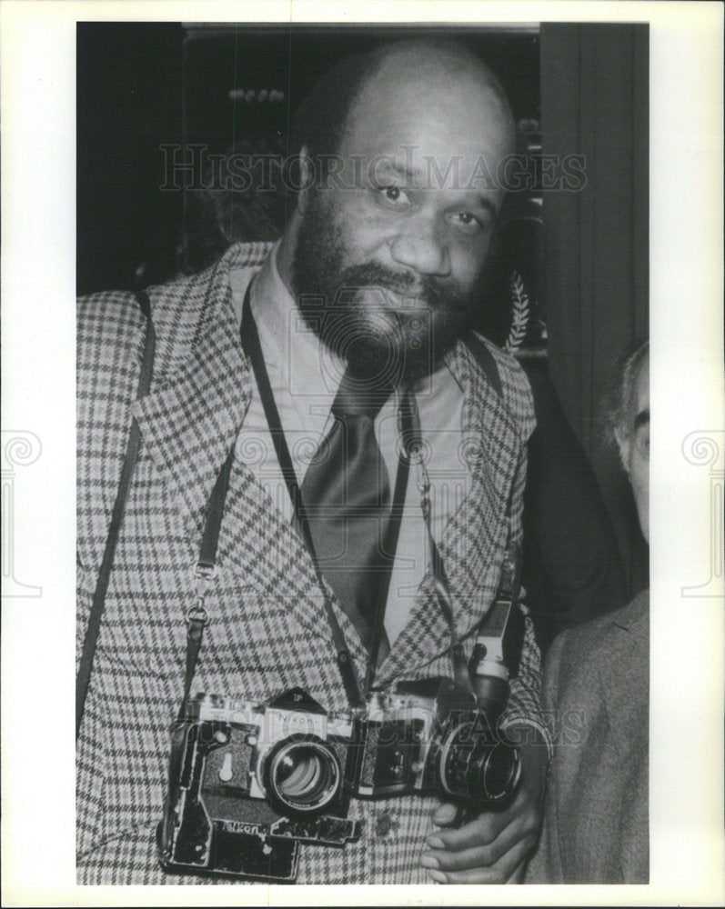 1981 Press Photo John Tweedle Professional Photographer Camera - Historic Images