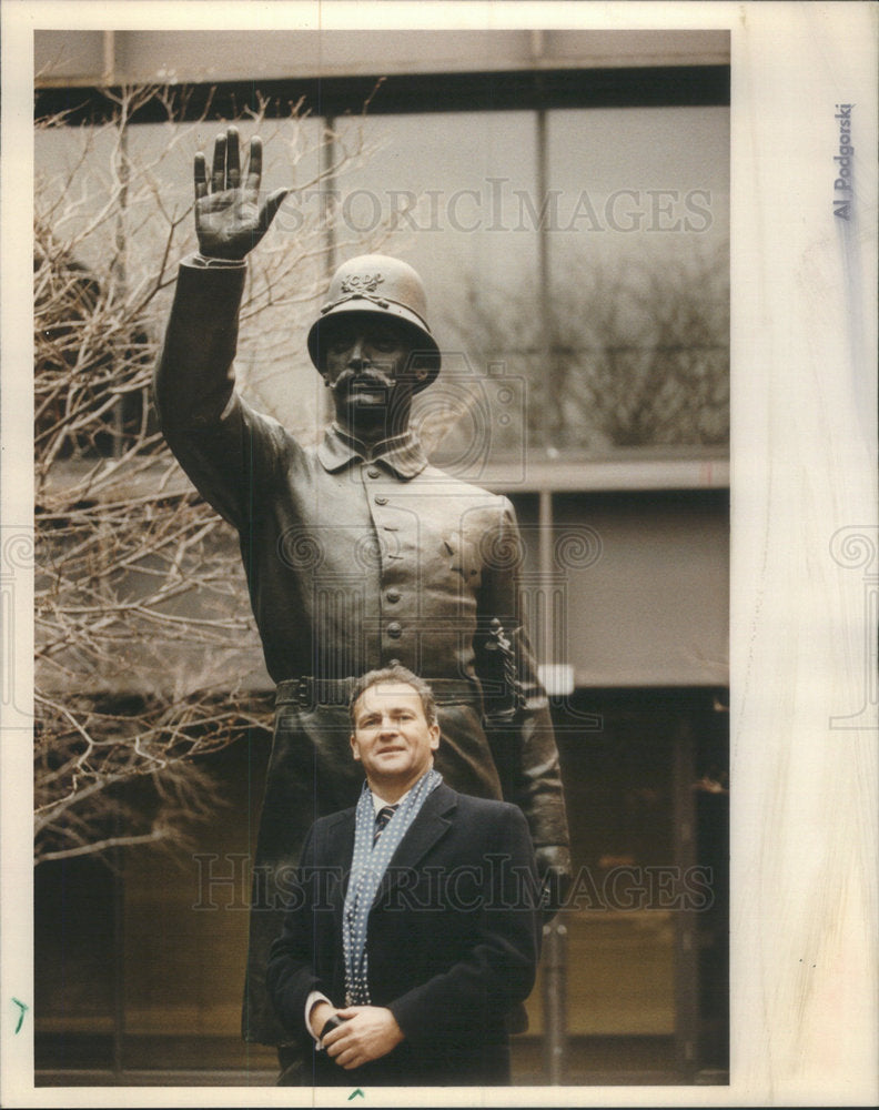 1992 Press Photo R Emmett Tyrrell Editor American Spectator Haymarket Monument - Historic Images