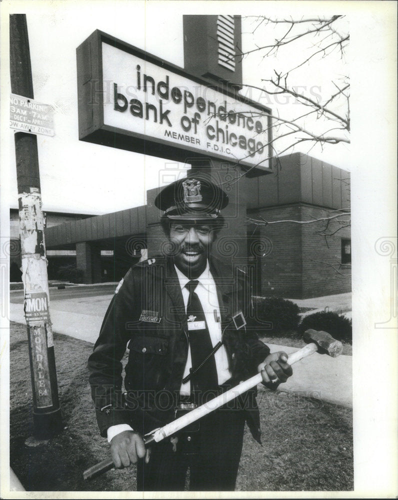 1985 Press Photo Security guard John Tyler save man from car crash - Historic Images