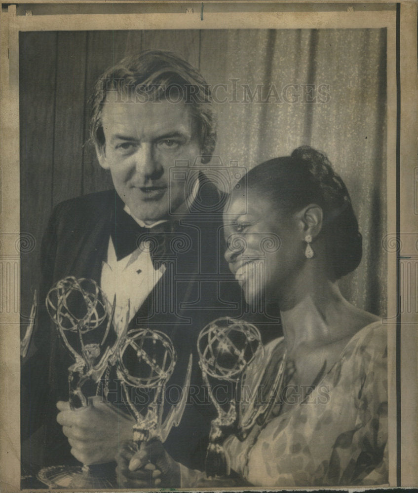 1974 Press Photo Actors Hal Holbrook and Cecily Tyson, winners of Emmys - Historic Images