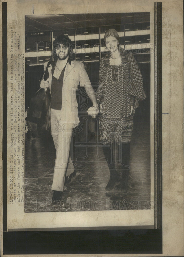 1971 Press Photo Twiggy ,model,actress,leaving London - Historic Images