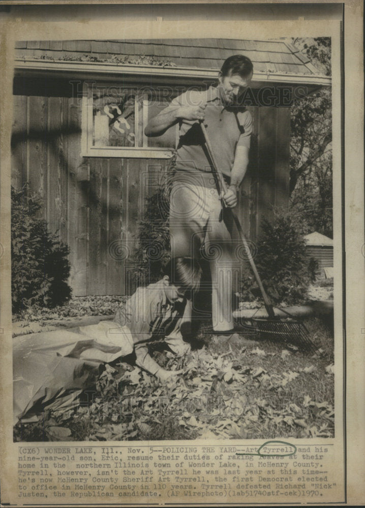 1970 Press Photo Country Sheriff Art Tyrrell, 1st Democrat Elected Office & Son - Historic Images