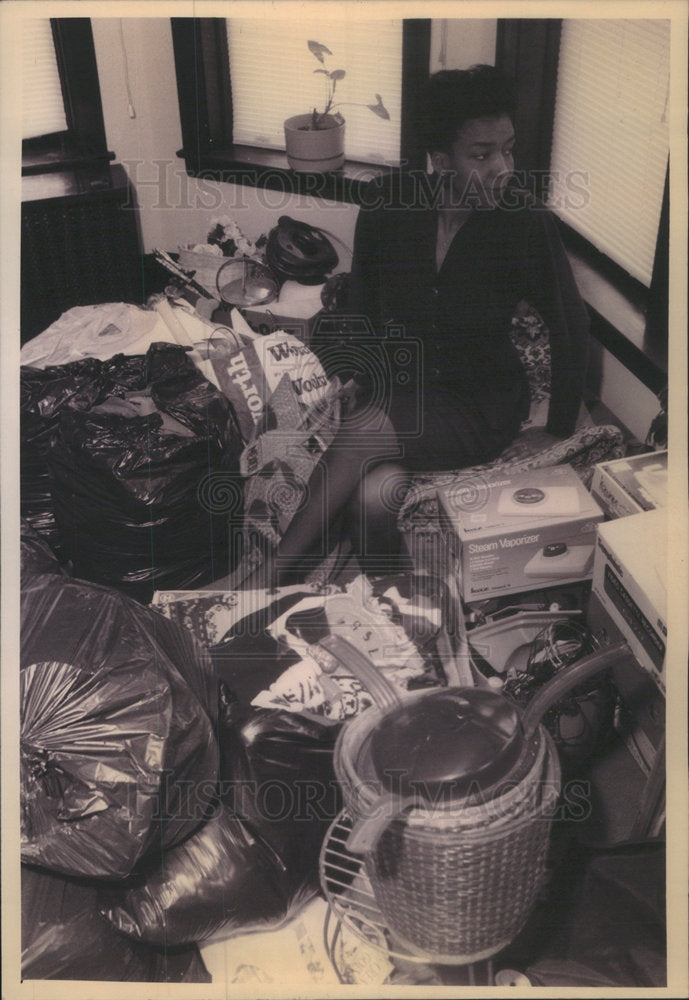 1994 Press Photo Roelyn Tucker Sits Belongings North Home April leaving Escape - Historic Images