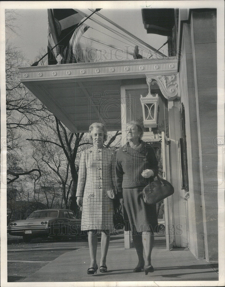 1966 Press Photo Barbara Tuchman, Mrs G Corson Ellis, Chicago Historical Society - Historic Images