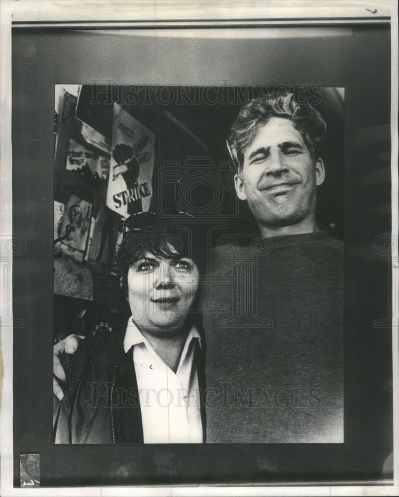 1972 Press Photo James & Michaela Tuohy Invite Friends to Eviction Notice Party - Historic Images