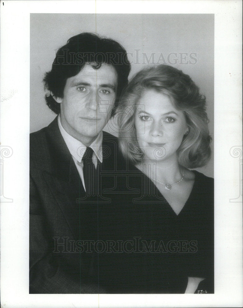 1988 Press Photo Actress Kathleen Turner with Gabriel Byrne - Historic Images