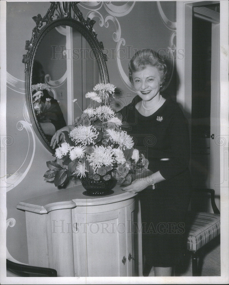 1980 Press Photo Mrs Samuel Shapiro touches up floral arrangement in her home - Historic Images