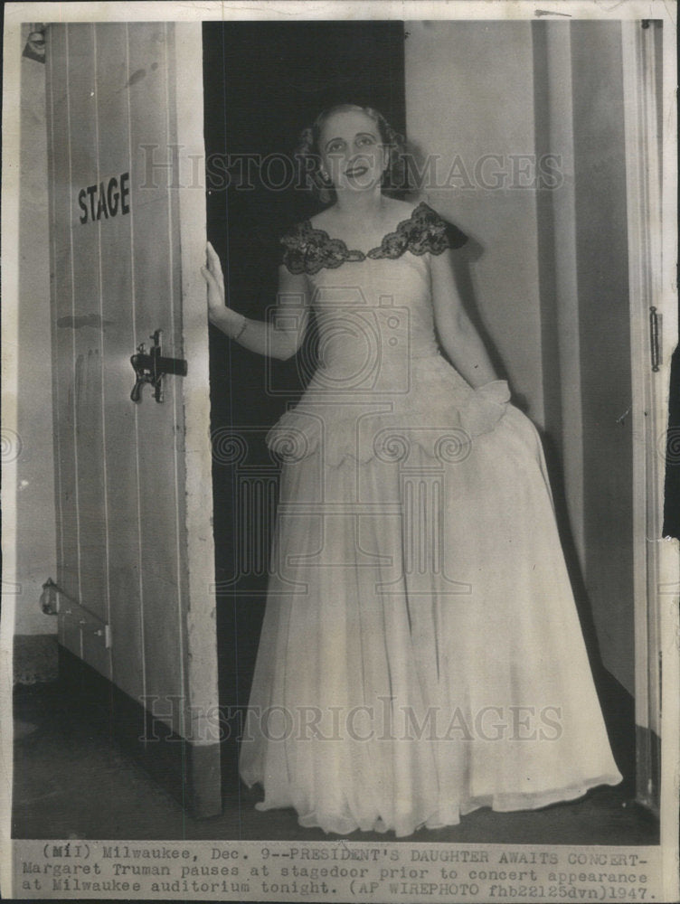 1947 Margaret Truman pauses stage-door concert appearance Milwaukee - Historic Images