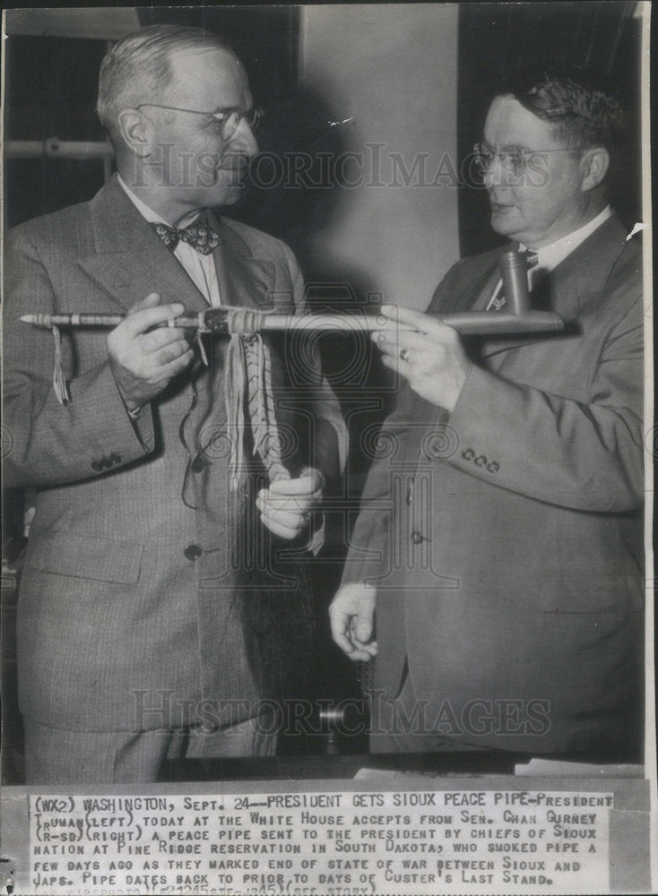 1945 President Harry S Truman Sen Chan Gurney Sioux Peace Pipe - Historic Images