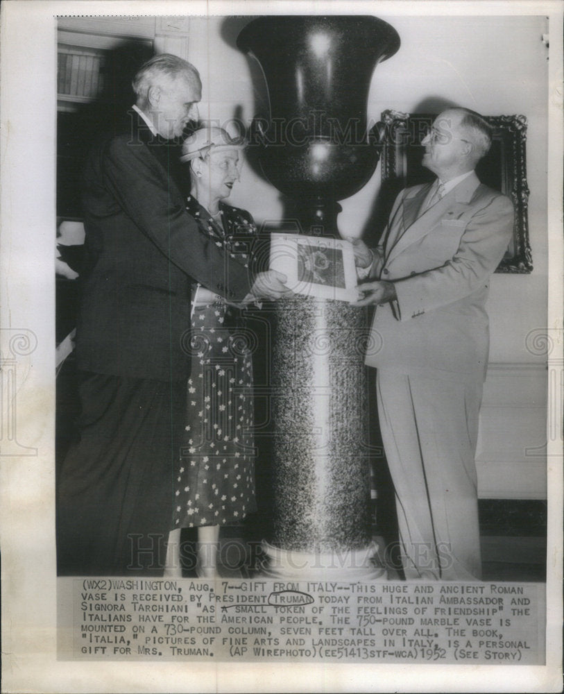 1952 Press Photo Gift Italy Ancient Roman Vase President Truman Italian People - Historic Images