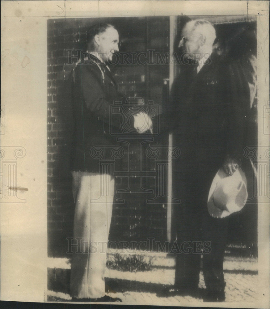 1945 Press Photo Pres Truman Shaking Hands With Lt Col L.M. Nelson After Church - Historic Images