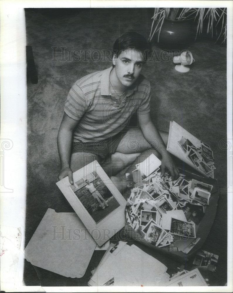 1987 Press Photo Randy Mueller Looks At Pics Of Murdered Father George Mueller - Historic Images