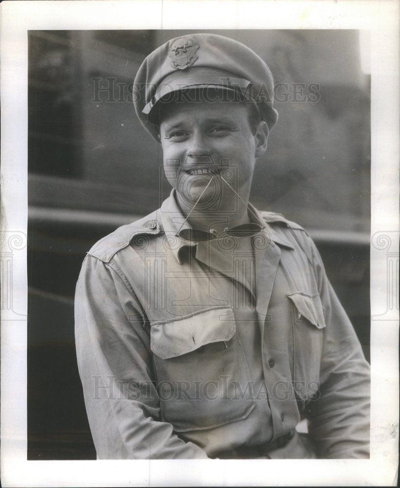 1945 Press Photo News Series Actor Mueller Holding Sunglasses In Mouth - Historic Images