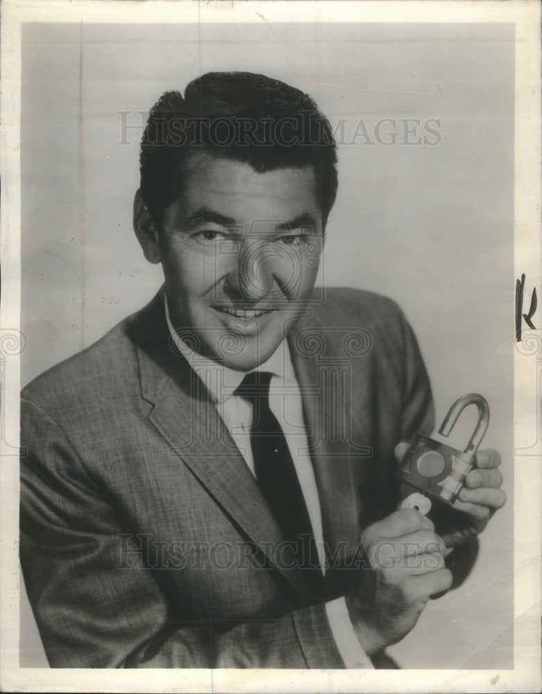 1961 Press Photo TV Host Jack Narz Holding Lock And Key - Historic Images