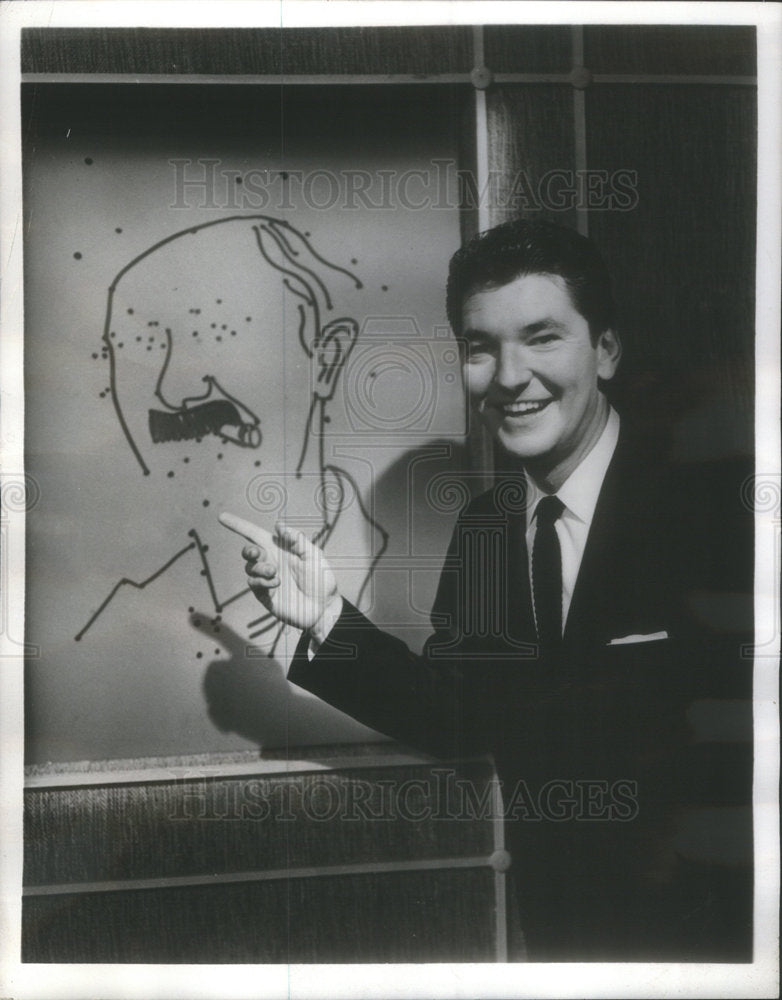 1958 Press Photo Jack Narz Quizmaster on show &quot;Dotto&quot; - Historic Images