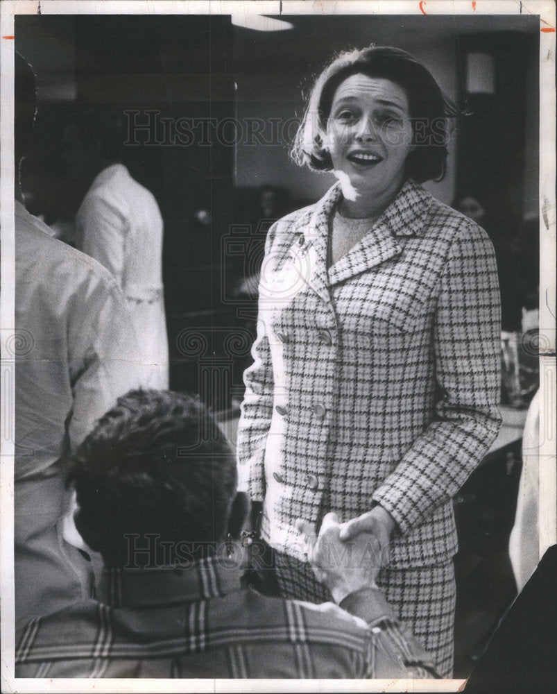 1968 Actress Patricia Neal Visits Patient Rehabilitation Institute - Historic Images