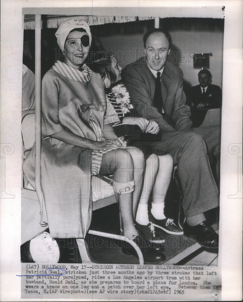 1965 Actress Patricia Neal with husband Roald Dahl  - Historic Images