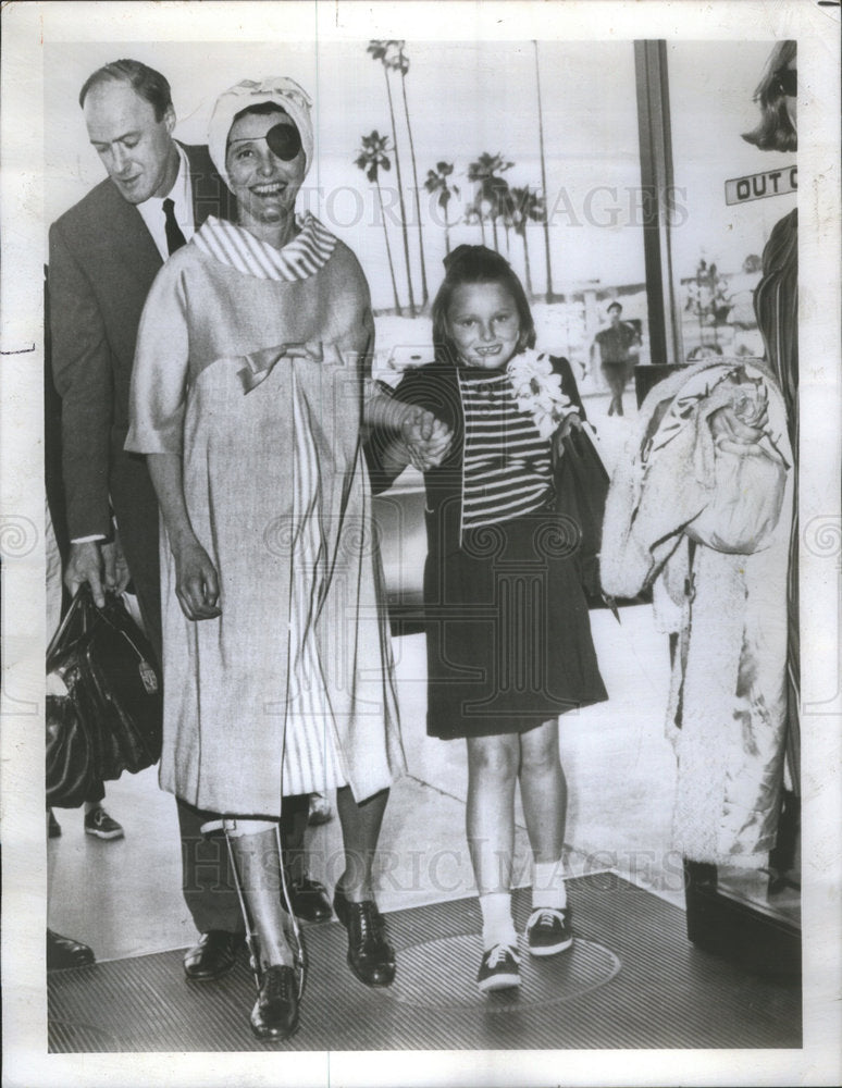 1970 Patricia Neal With Eyepatch And Family In England  - Historic Images