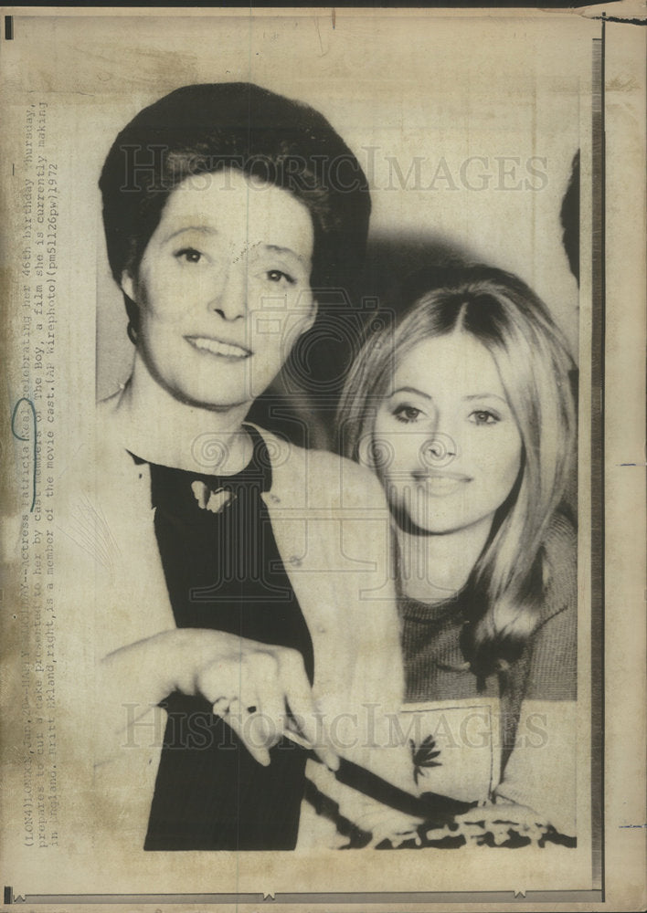 1972 Press Photo Patricia Neal&#39;s 46th Birthday Cuts Cake With &quot;The Boy&quot; Cast - Historic Images