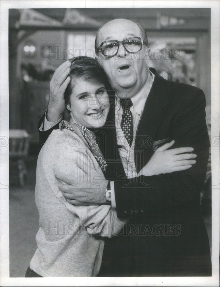 1981 Press Photo Comedy great Phil Silvers with daughter Cathyon set of " Happy Days" - Historic Images