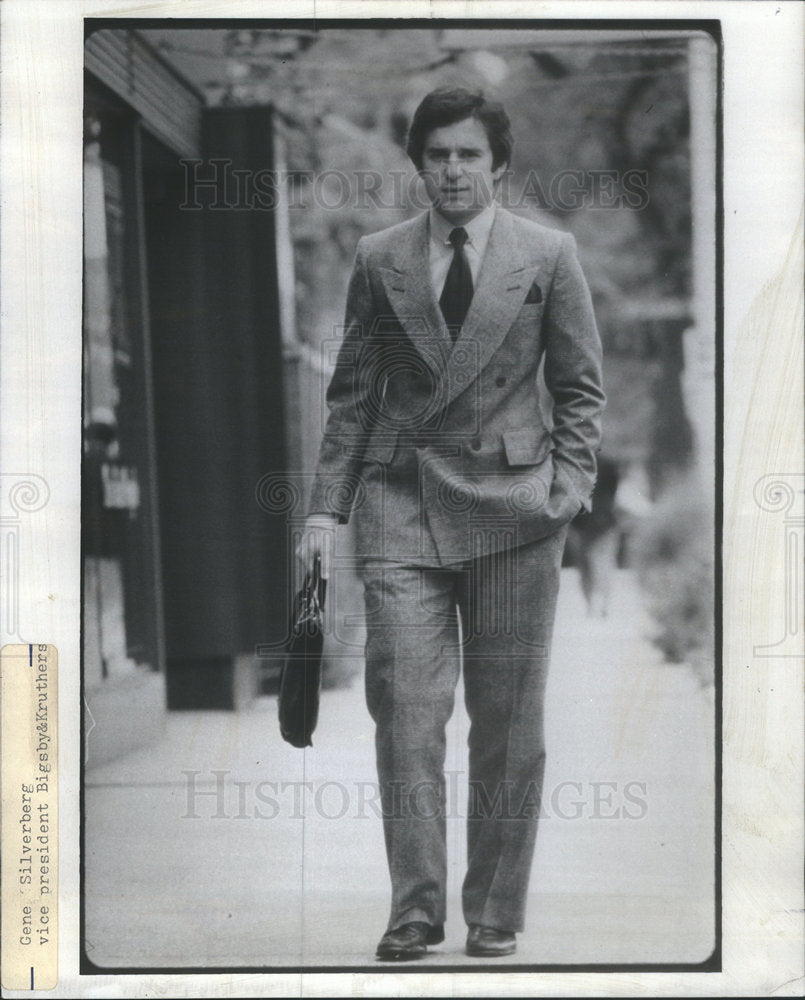 1977 Press Photo Bigsby & Kruthers Vice President Silverberg Carrying Briefcase - Historic Images