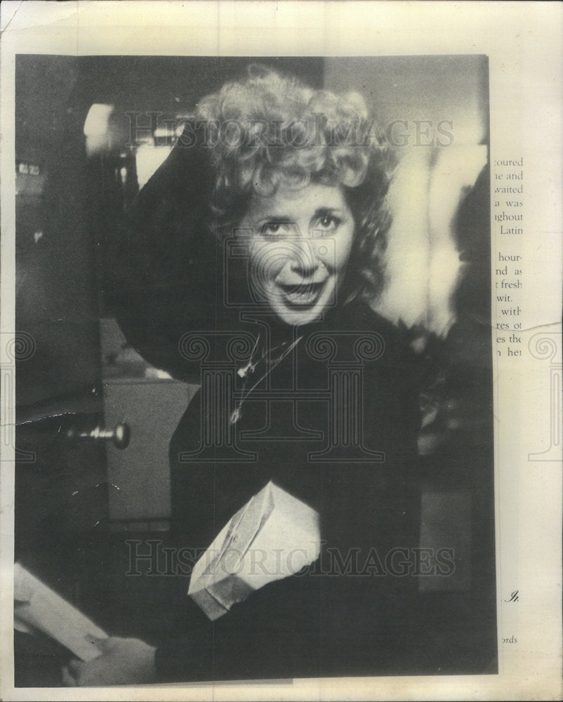 1977 Press Photo American Diva Sills Interview Portrait - Historic Images