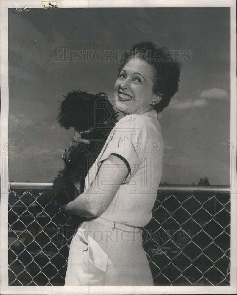 1952 Mrs Peter Ridenour II with her chou - Historic Images