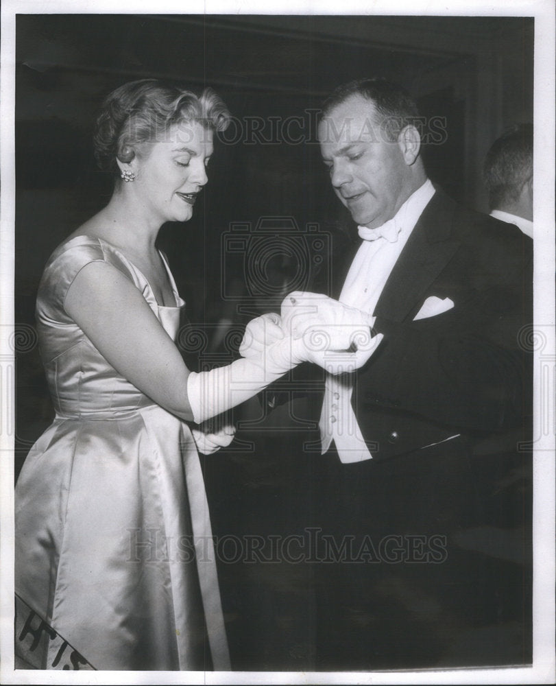 1954 Mr And Mrs Paul R Rider Jr At Society B And B Ball - Historic Images