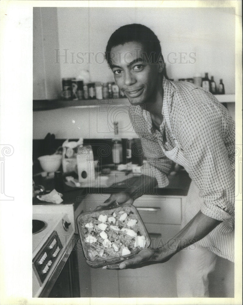 1985 Press Photo Cats Musical Actor Warfield Cooking In Own Kitchen - Historic Images