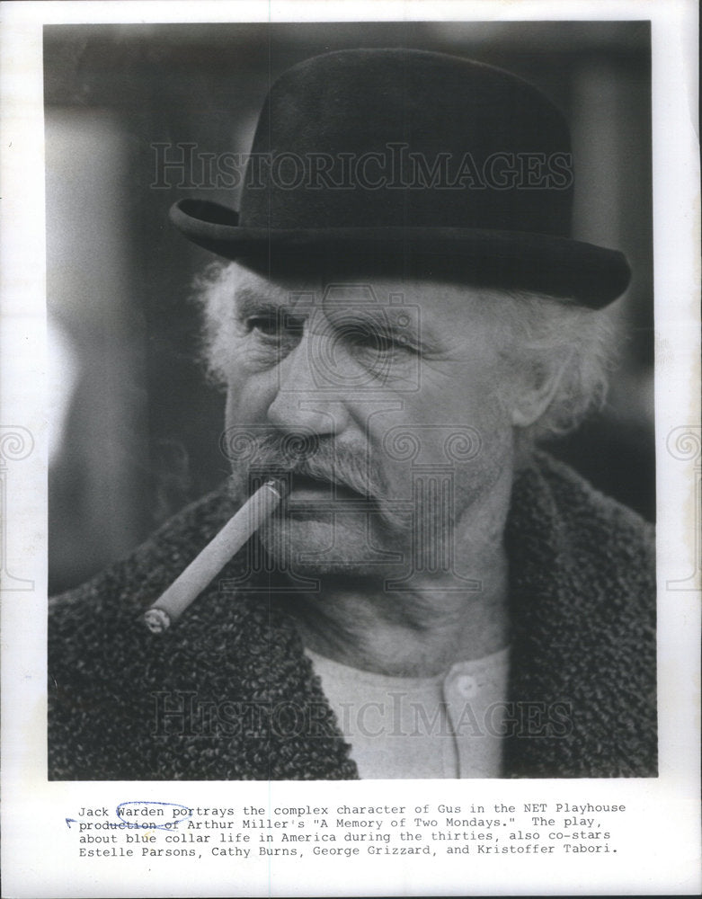 1971 A Memory Of Two Mondays Play Actor Warden Smoking Cigar - Historic Images