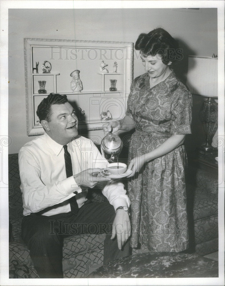 1960 Press Photo Judge Daniel P Ward With Wife In Their Home - Historic Images